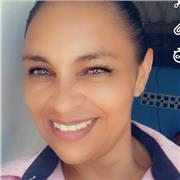 Cómo una profesora que le gusta enseñar sobre las reacciones químicas a diferentes estudiantes